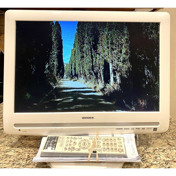 Toshiba 19LV50KW LCD TV DVD Player Combo White HDMI.   Perfect For Gaming!! - Picture 9 of 9